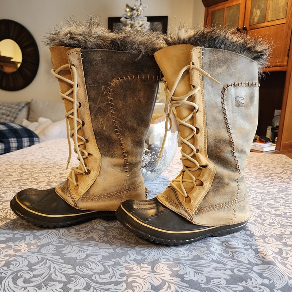 Sorel Shoes - Sorel Cate The Great Black and Tan Lace-Up Fur Boots Size 7 So Warm And Comfy